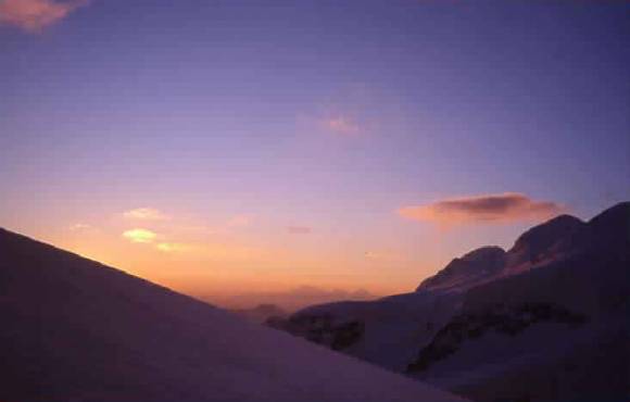 E' l'alba, parto da sola per la vetta.